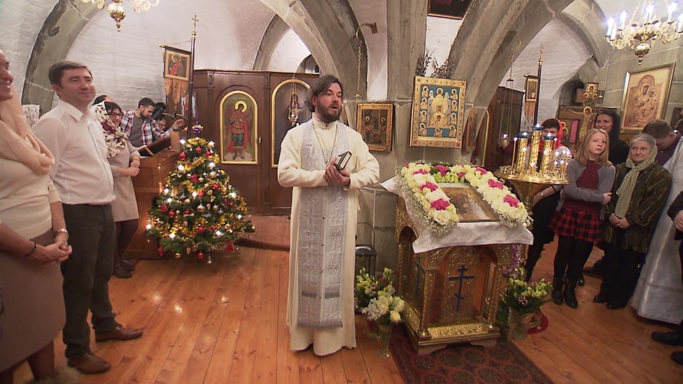 Priester Ioan Ciurin inmitten der russisch-orthodoxen Gläubigen.