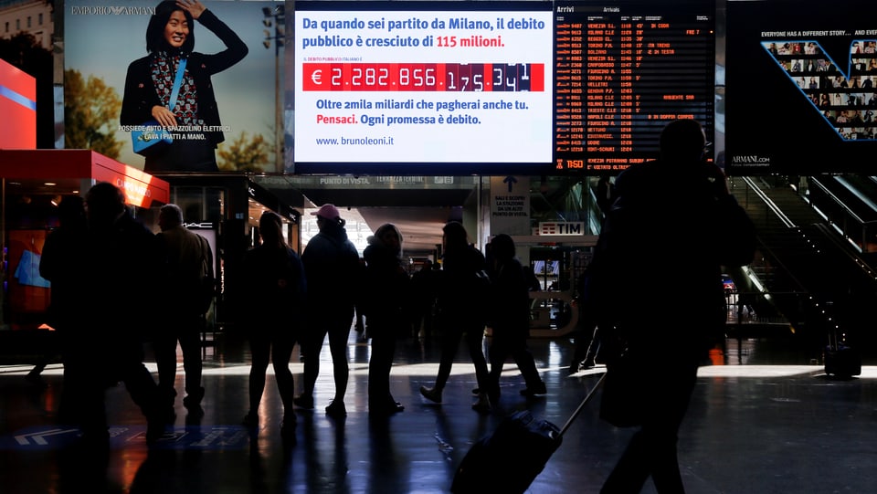 Ein Bildschirm am Bahnhof in Rom zeigt Italiens Schuldenberg an.