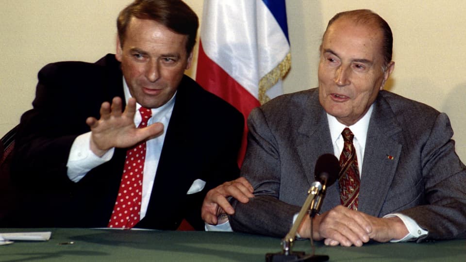 Der Schweizer Bundespräsident Adolf Ogi und der französische Präsidenten François Mitterrand 1993.