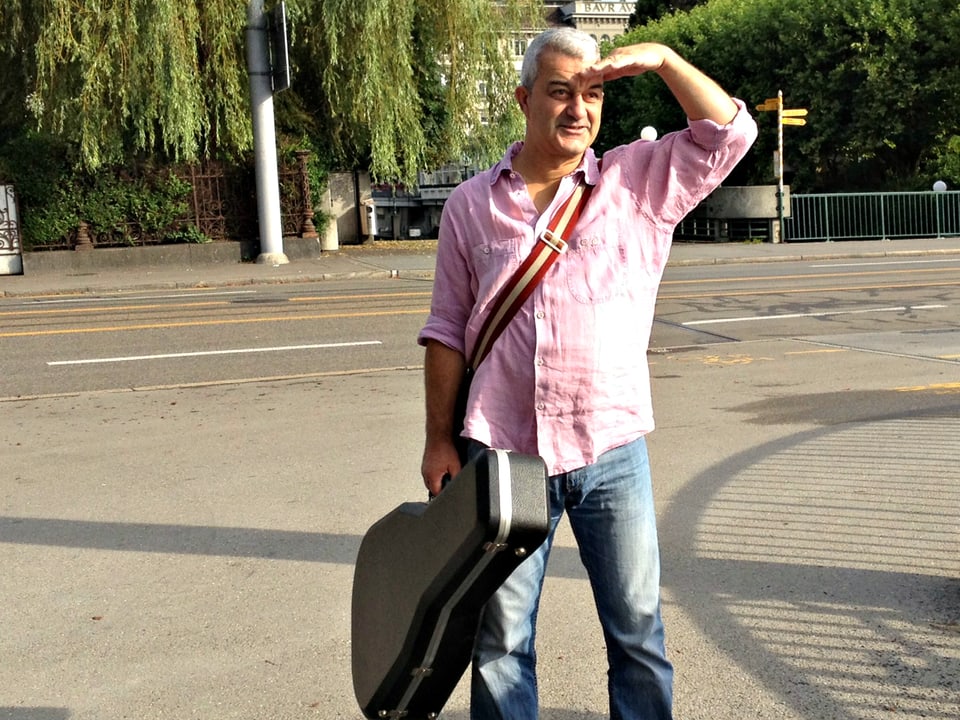 Auf der Suche nach der richtigen Strassenbühne: Fredy Gasser hält Ausschau.