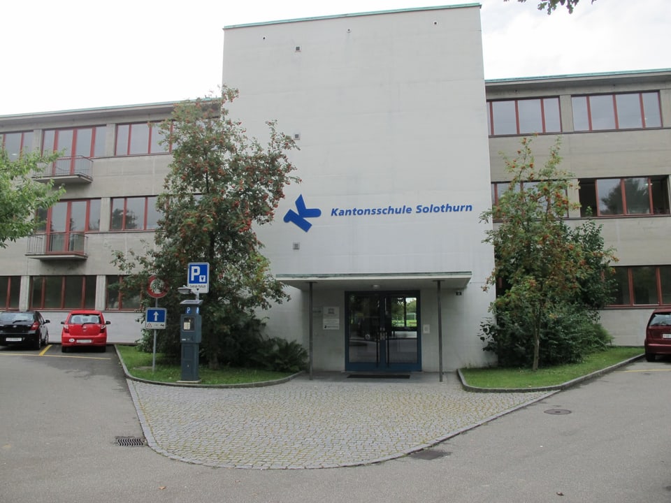 Gebäude der Kantonsschule Solothurn von aussen vor dem Haupteingang
