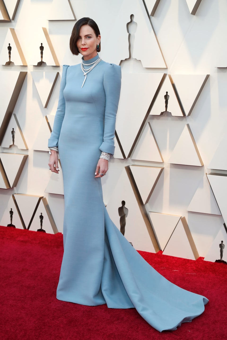 Charlize Theron in einer hellblauen Robe