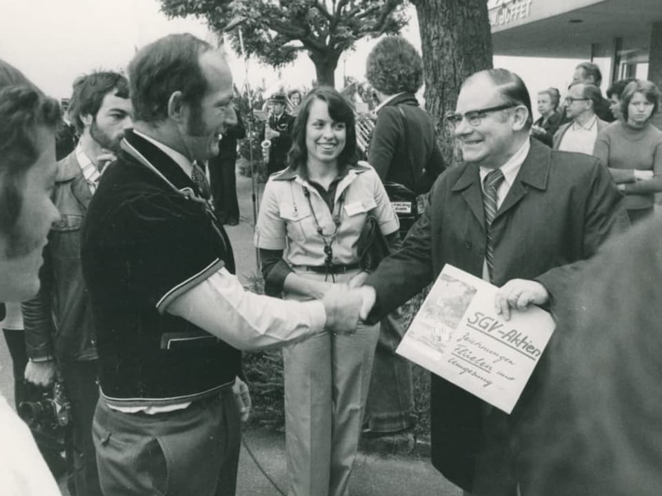 Juni 1977: Dampferfreunde-Mitgründer Hermann Heller nimmt neu gezeichnete SGV-Aktien in Empfang.