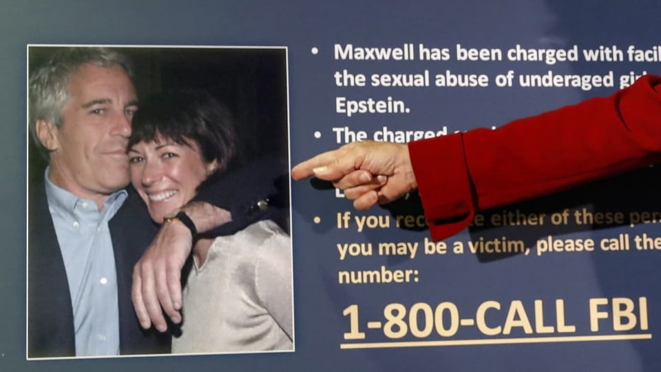 Plakat auf dem man ein Foto von einer Frau (Maxwell) und eines Mannes (Epstein) sieht, die sich im Arm halten.