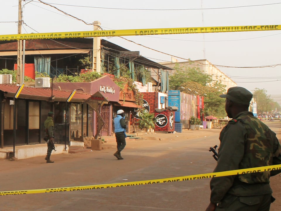Polizeikräfte vor dem Restaurant in Bamako.