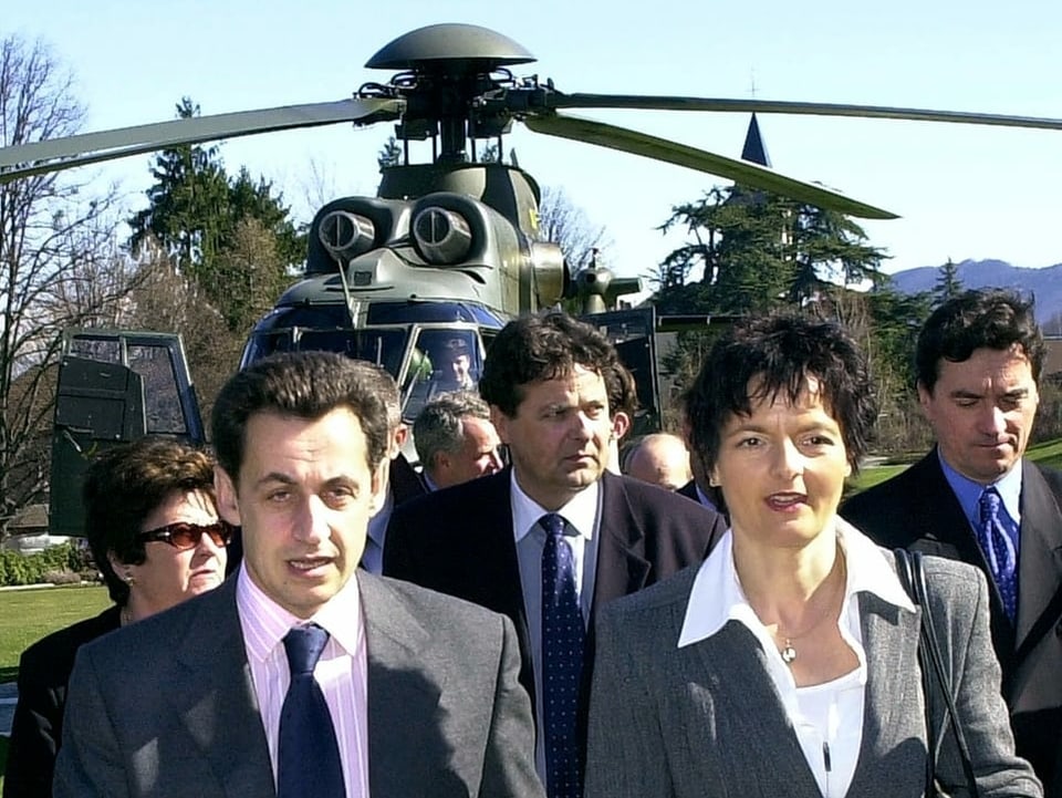 Nicolas Sarkozy und Ruth Metzler entsteigen am G8-Gipfel 2003 einem Helikopter.