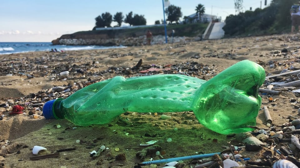 Flasche am Strand in Italien
