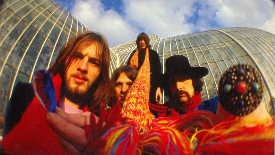 Dave Gilmour (links) mit seinen Pink-Floyd-Kollegen vor einem botanischen Garten.