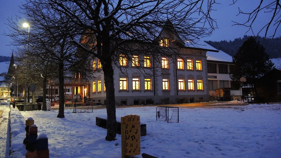 Beleuchtetes Schulhaus in Zäziwil.
