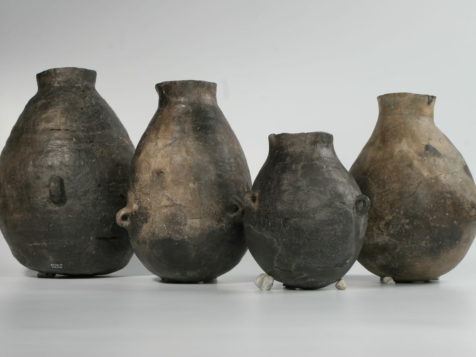 Vier Keramiktöpfe