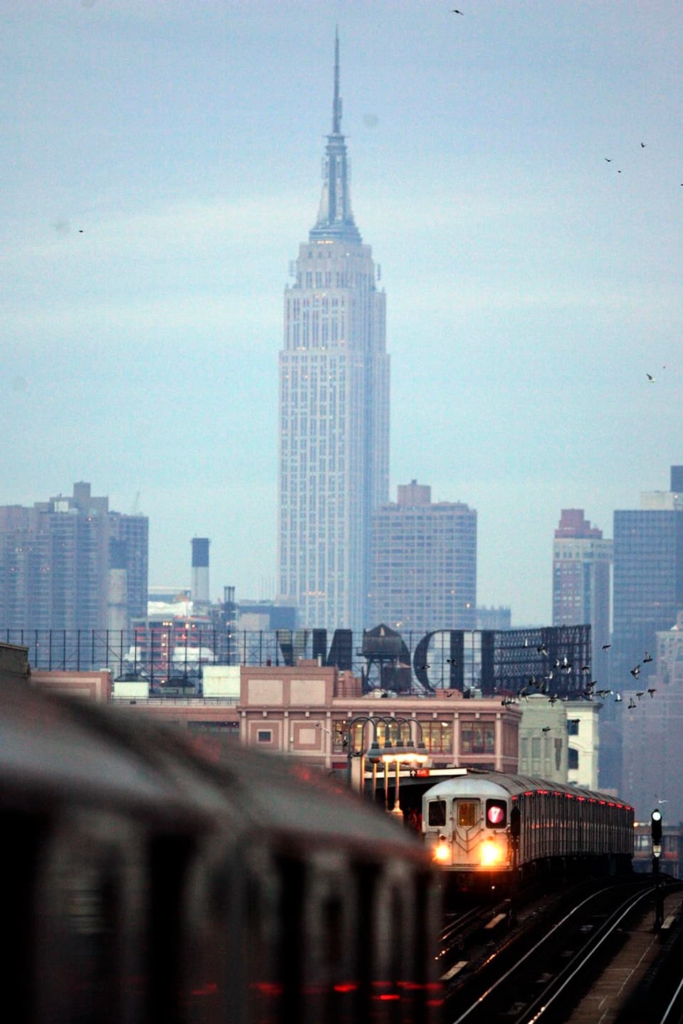 Skyline mit Zug in Queens