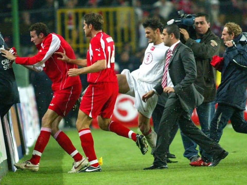 Zwei Schweizer Spieler flüchten in Kabine und werden von einem türkischen Spieler verfolgt und getreten