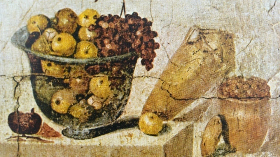 Antikes Stillleben auf Stein mit Vase und Früchten