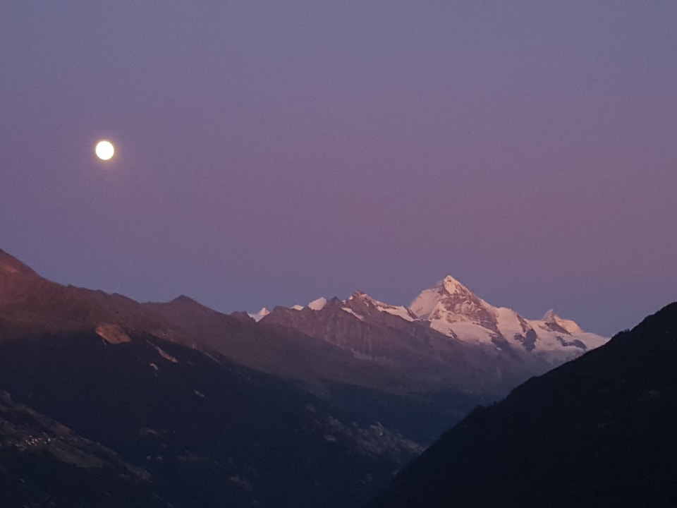 Vollmond fotografiert in Les Masses (VS). Vorne: Der Dent Blanche und im Hintergrund das Matterhorn