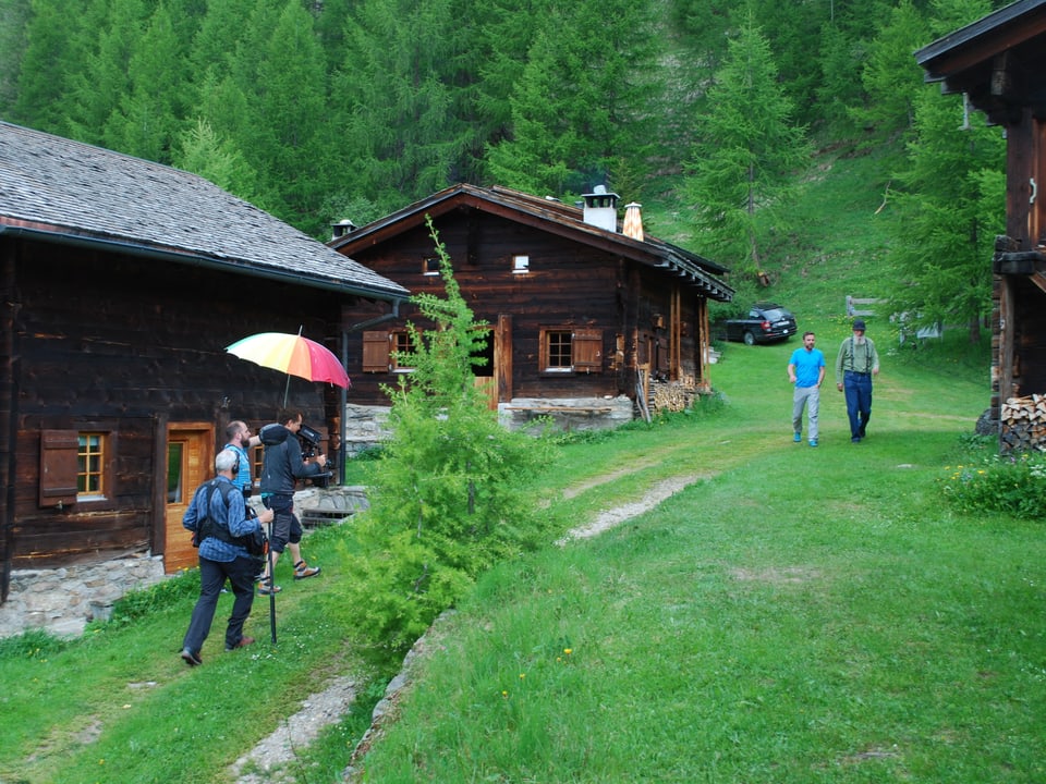 Dreharbeiten auf der Alp Schineregmach bei leichtem Regen. 