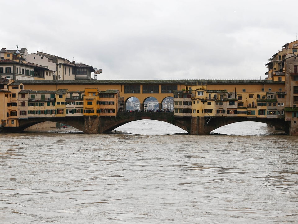 Ponte Vecchio in Florenz mit dem hohen Pegel des Arno