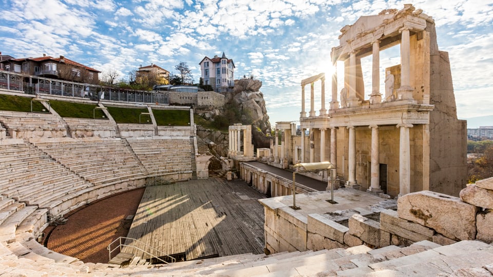 Die Ruinen eines gut erhaltenen römischen Amphitheaters.