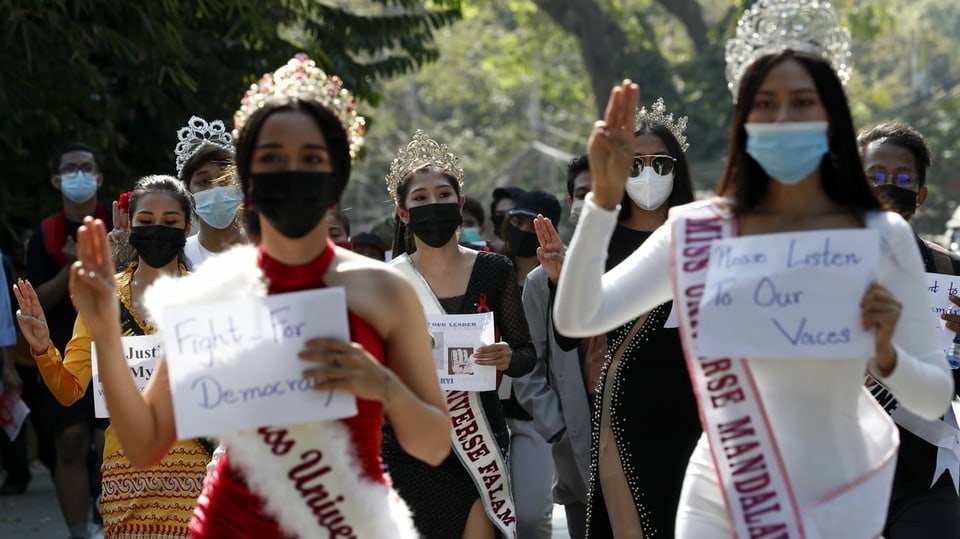 Frauen in Partykleidern an einer Demonstration.