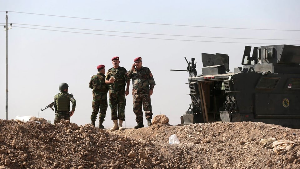 Soldaten vor einem Panzer