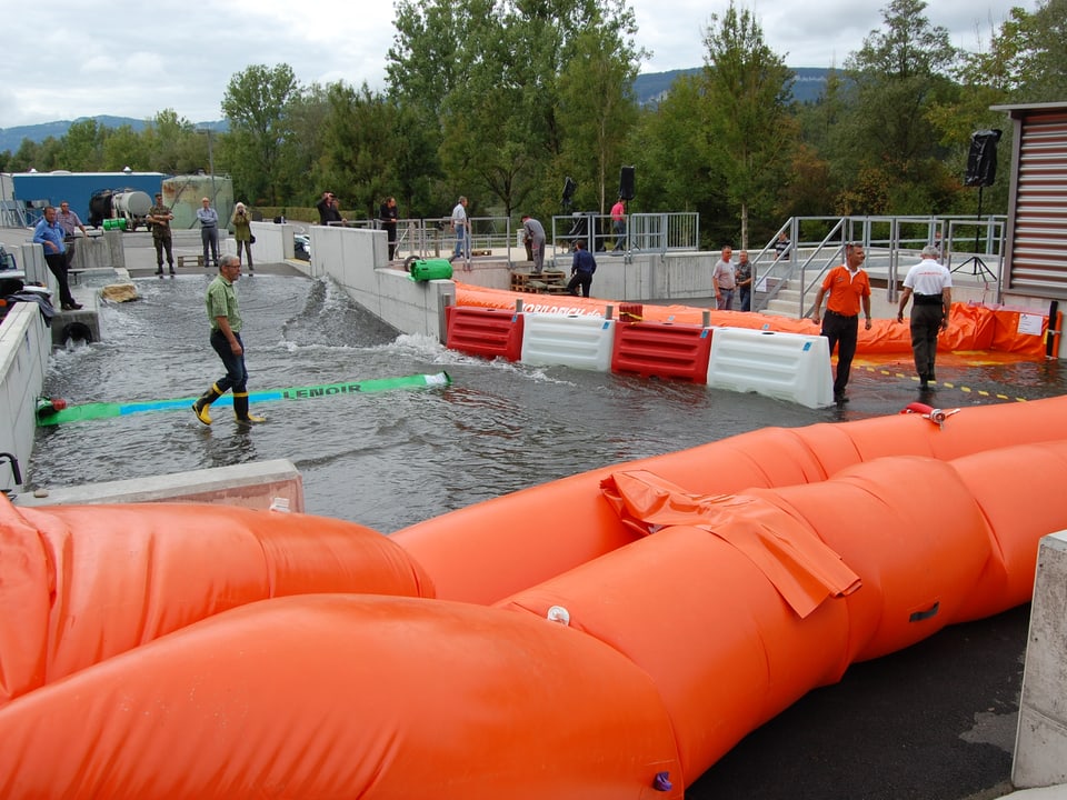 Simulierte Hochwasser auf dem Waffenplatz Wangen a.A.: Die Absperr-Schläuche und -Elemente müssen beweisen, was sie taugen.