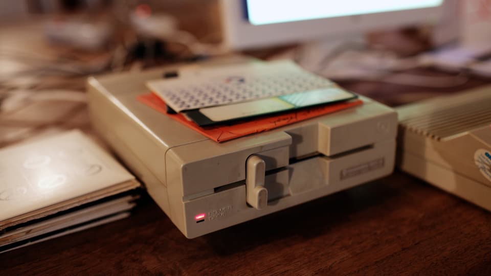 Eine Commodore-64-5.25-Zoll-Floppy-Disk mit Disketten.