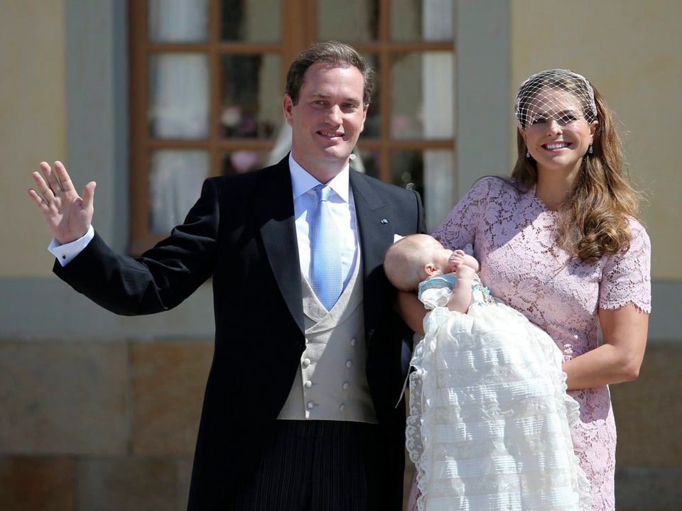 Christopher O'Neil und Prinzessin Madeleine mit Leonore auf dem Arm lächelnd.