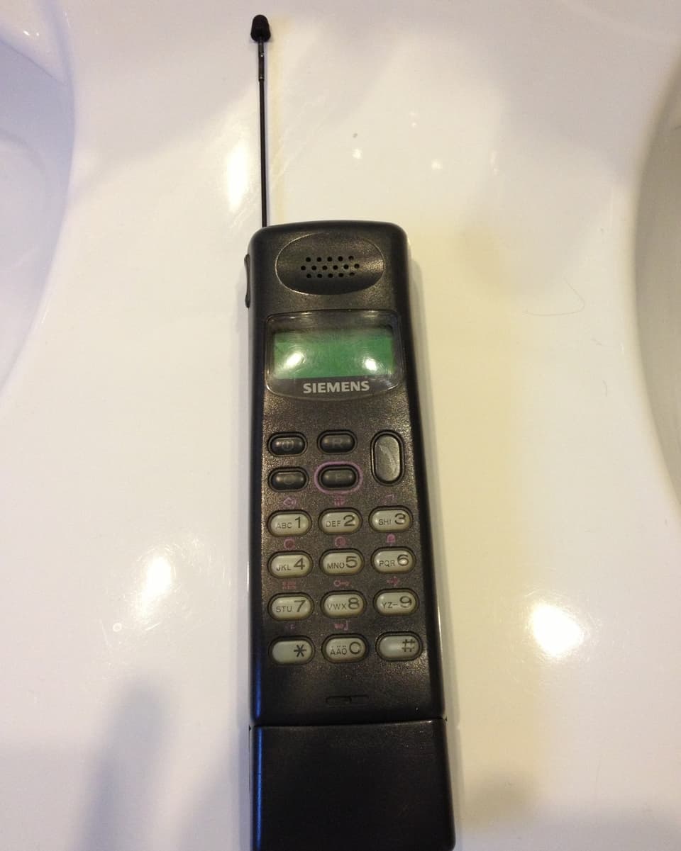 Eines der ersten Handys von Monica Güntensperger.