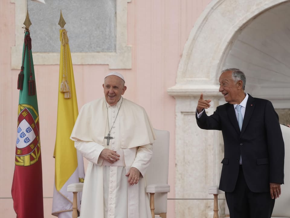 Papst Franziskus steht links neben dem portugiesischen Staatspräsidenten Marcelo Rebelo.