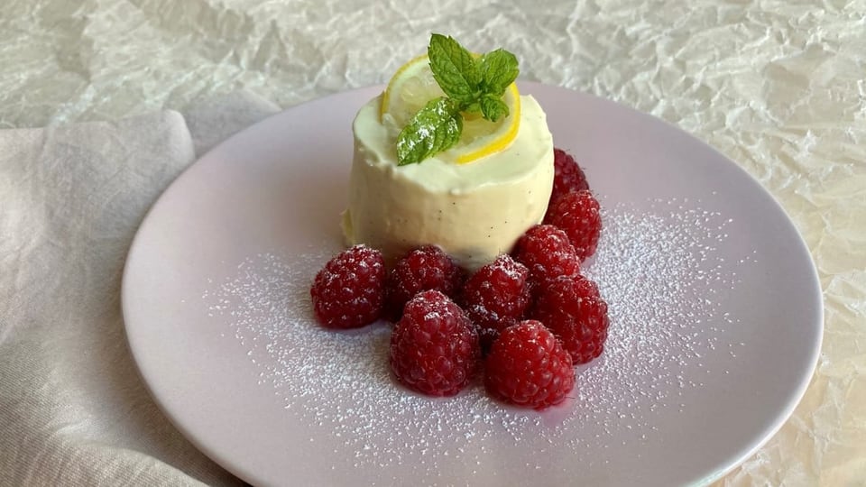 Lemon Posset mit Himbeeren.