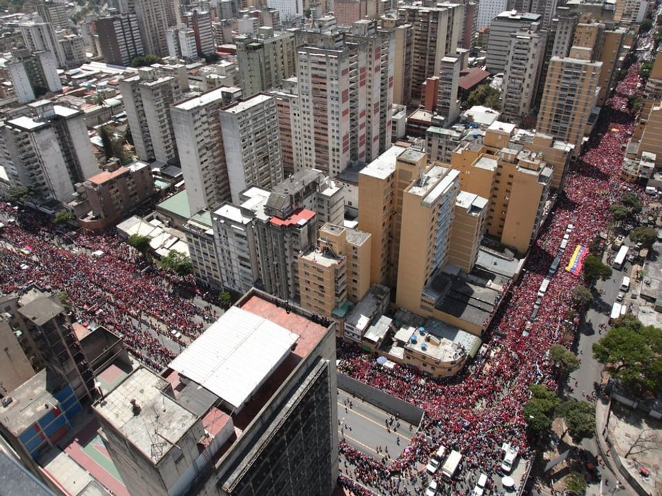 Caracas aus der Vogelperspektive - die Strassen sind voll mit Menschen.