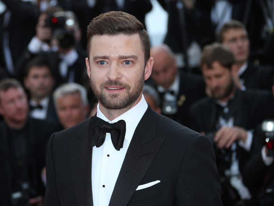 Sänger Justin Timberlake in Anzug auf dem roten Teppich