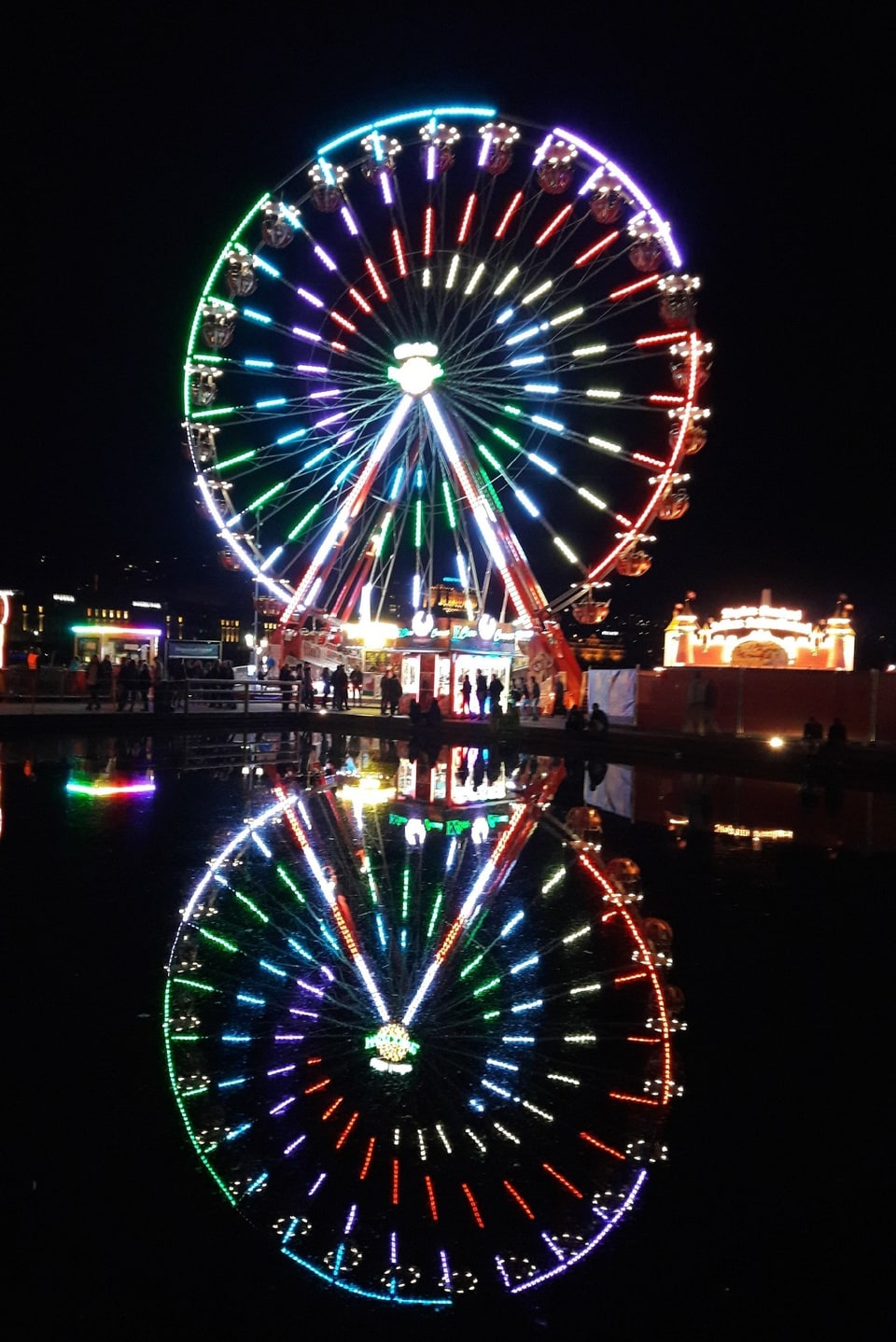farbiges Riesenrad bei Nacht