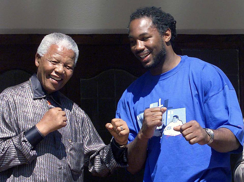 Mandela (links) mit Ex-Box-Champion Lennox Lewis 2001 in Kampfpose.