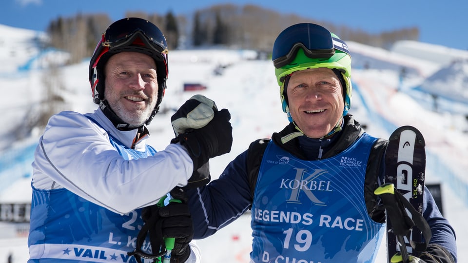 Der Norweger Lasse Kjus (l.) und der Schweizer Didier Cuche schütteln sich nach dem Legendenrennen die Hand.