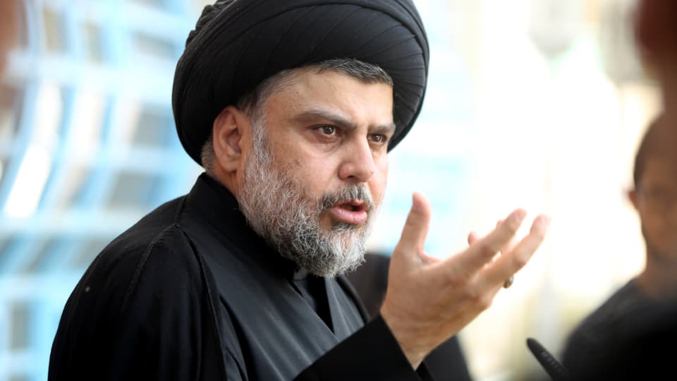  Muktada al-Sadr in schwarzem Gewand und Turban