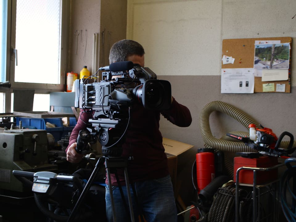 Kameramann Brian Gottschalk dreht zwischen Putzmaschinen, Schläuchen und Werkzeug des Hausmeisters.