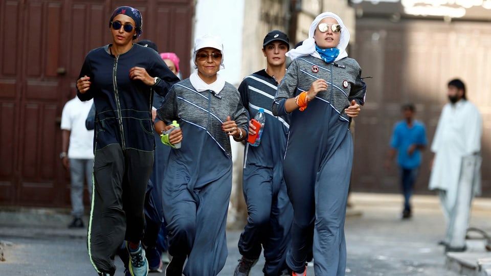 Frauen joggen durch die Strassen in Jeddah. Einige verschleiert, andere nicht.