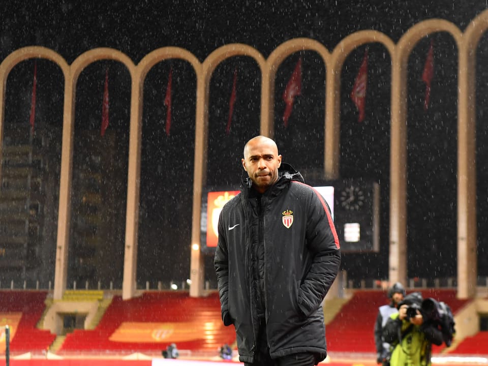 Thierry Henry steht im Regen.