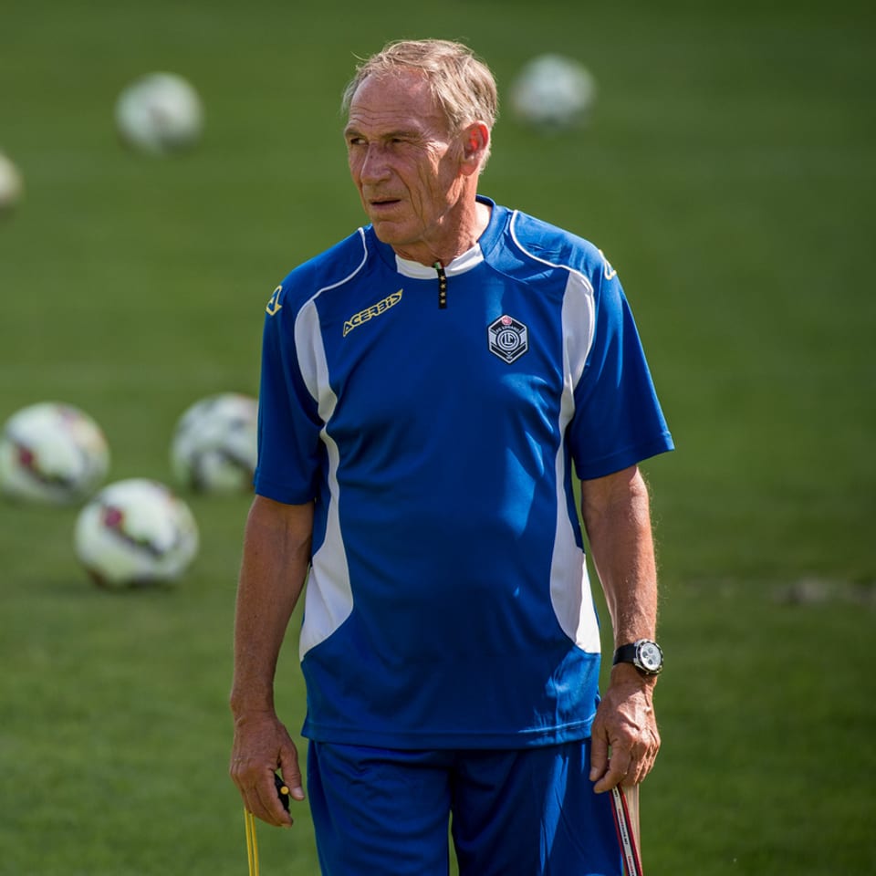 Zdenek Zeman im Training des FC Lugano mit blauem Shirt
