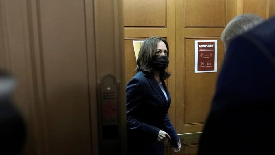 US-Vizepräsidentin Kamala Harris steigt aus einem Lift aus