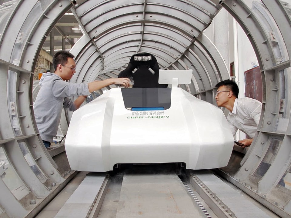 Zwei chinesische Ingenieure arbeiten an einem Bahnmodell