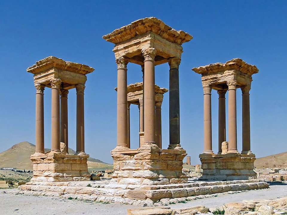 Vier Türme mit je vier Säulen 