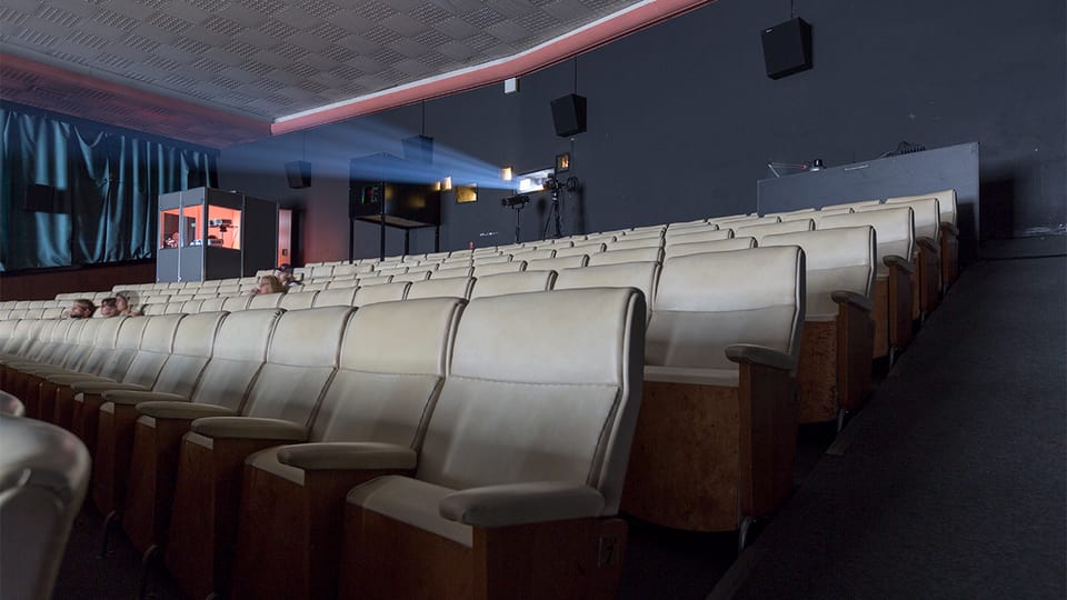 Die Rückwand des Kinos, durch ein Fenster strahlt das Licht des Projektors.