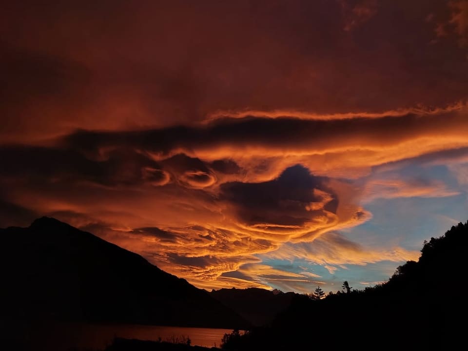 Spiez BE Roter Himmel und tolle Wolkenformation.