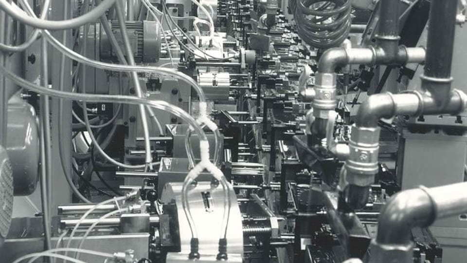 Eine Maschine mit vielen Schläuchen und Röhren