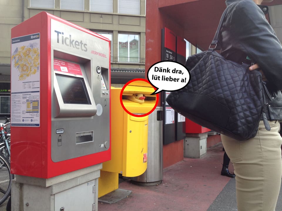 Ticketautomat für Busbillete, Postbriefkasten, wartende Frau.