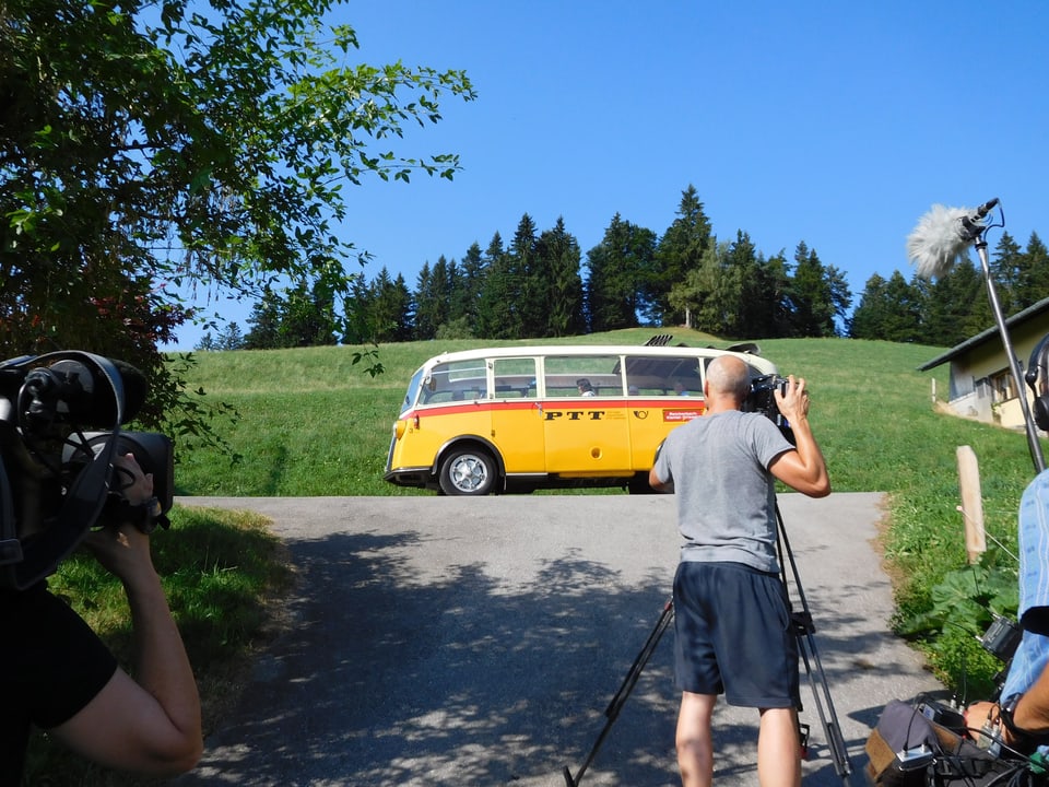 Kameramann Marco Krobath filmt einen Bus.