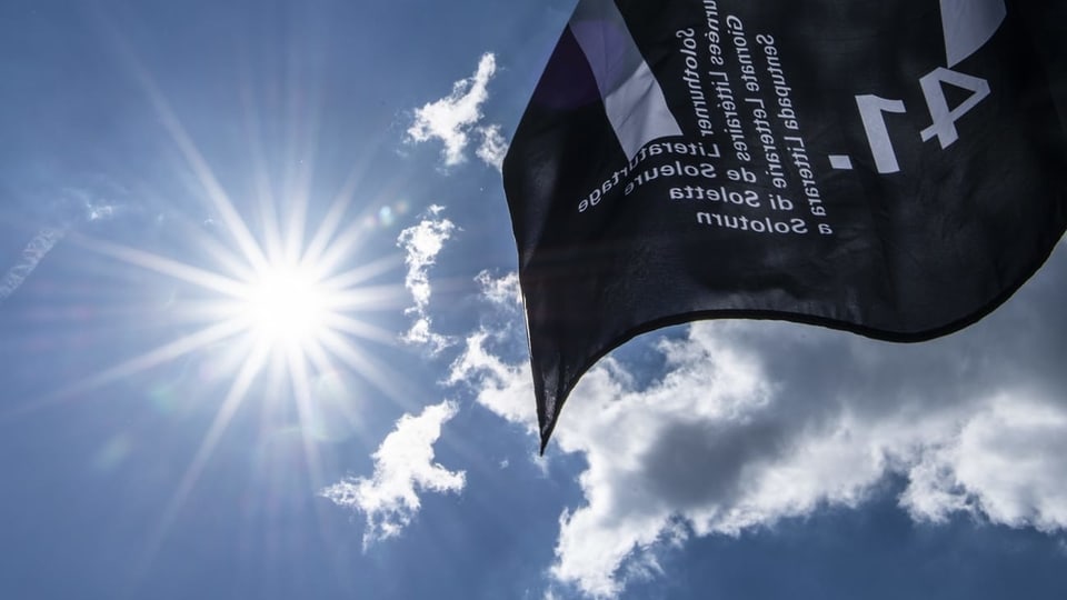 Flagge der Literaturtage vor blauem Himmel mit Sonne