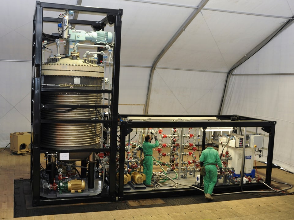 Das Herzstück der Hydrolyse ist in zwei Containern eingebaut. Im linken Container befindet sich ein Titan-Reaktor.