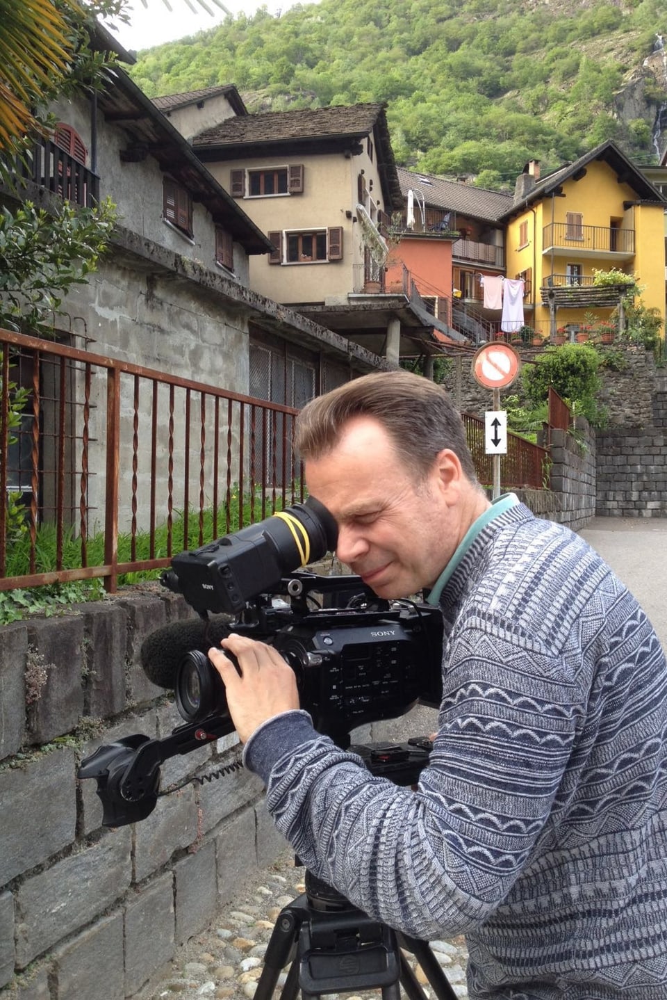 Kameramann ist in einem Tessiner Dorf am Filmen. 